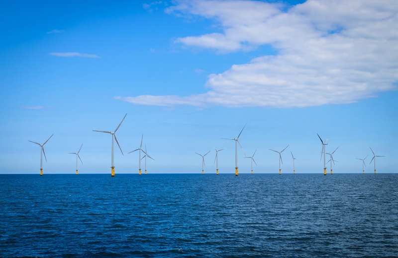 觅知网_蓝色天空下风电场下施工英格兰的海上风电机组新能源发电_1553321.jpg